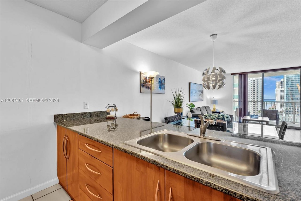 1200 Brickell Bay Dr, Unit 2119, Miami, FL 33131 Photo