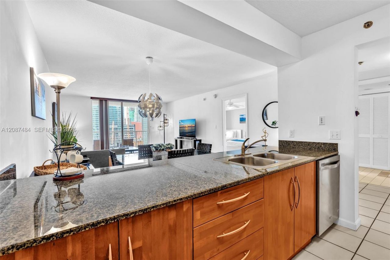 1200 Brickell Bay Dr, Unit 2119, Miami, FL 33131 Photo