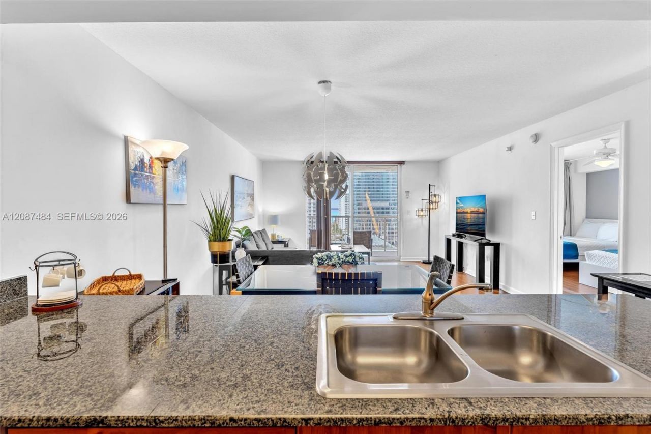 1200 Brickell Bay Dr, Unit 2119, Miami, FL 33131 Photo