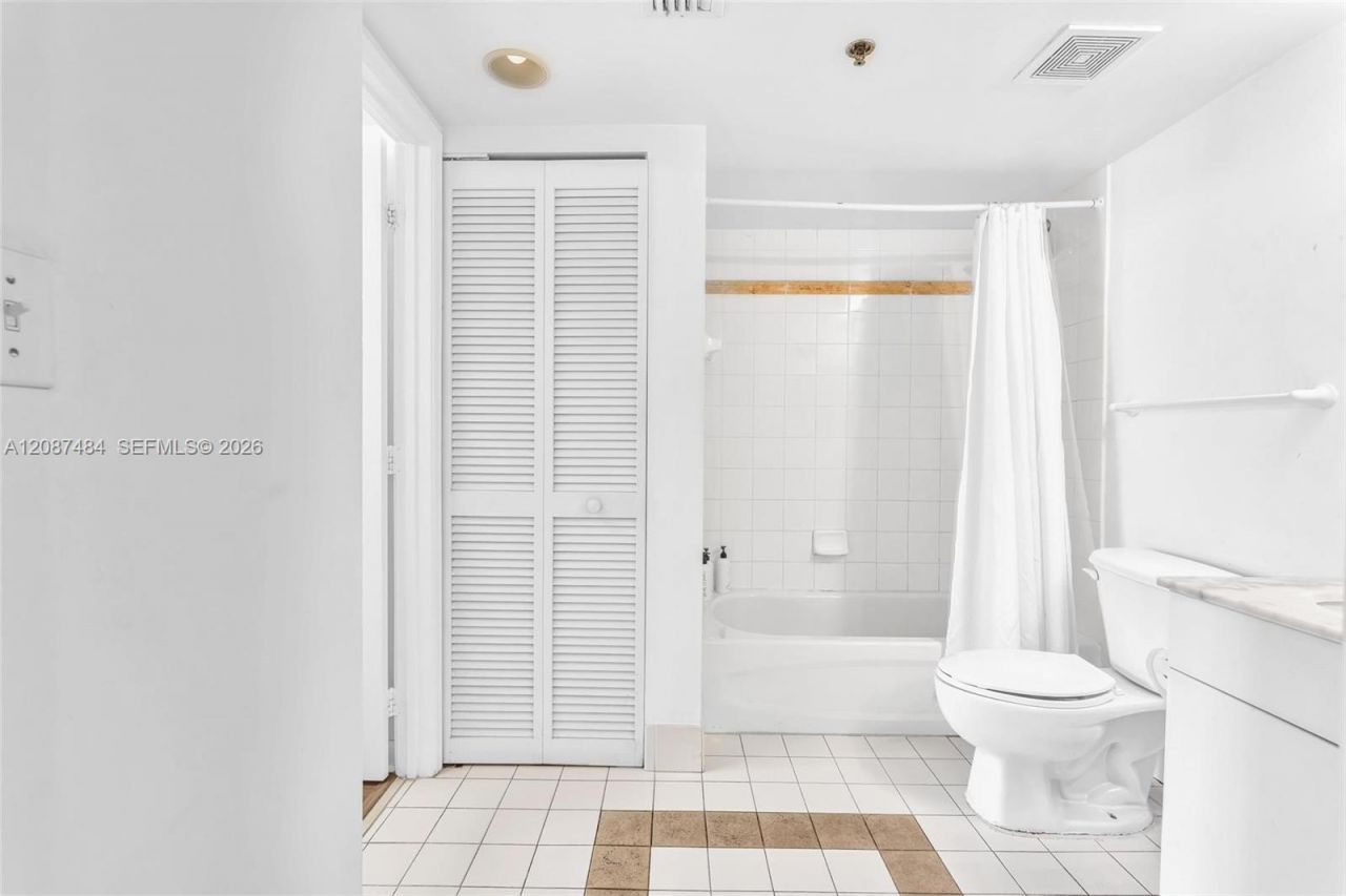1200 Brickell Bay Dr, Unit 2119, Miami, FL 33131 Photo