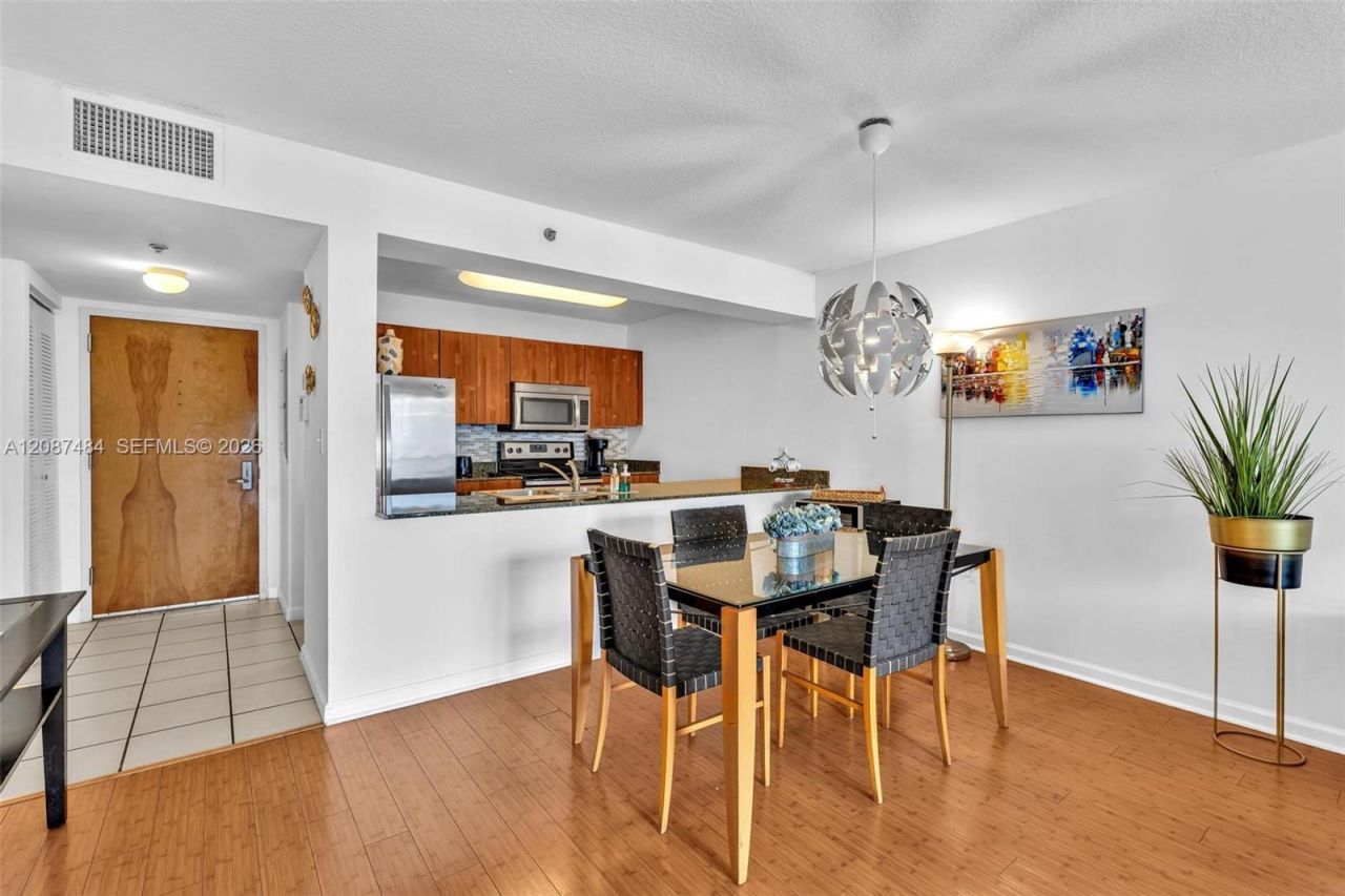 1200 Brickell Bay Dr, Unit 2119, Miami, FL 33131 Photo