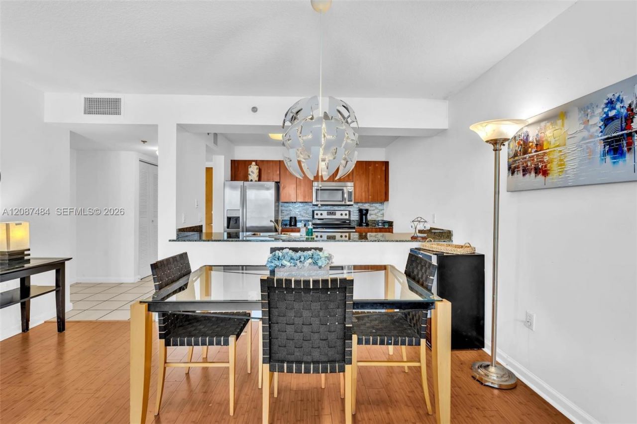 1200 Brickell Bay Dr, Unit 2119, Miami, FL 33131 Photo
