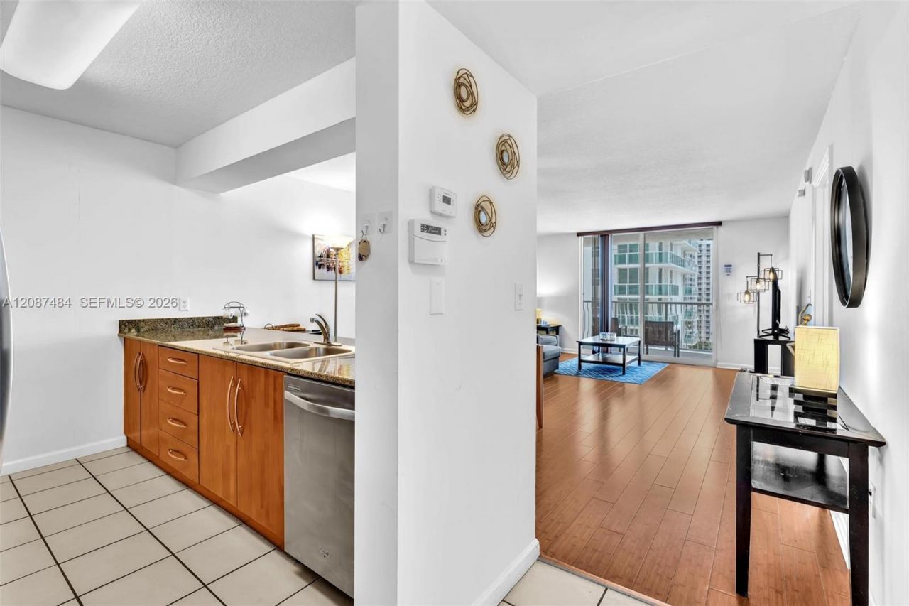 1200 Brickell Bay Dr, Unit 2119, Miami, FL 33131 Photo