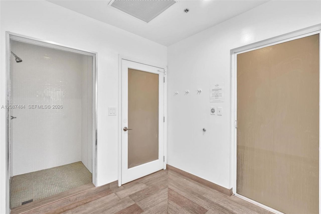 1200 Brickell Bay Dr, Unit 2119, Miami, FL 33131 Photo