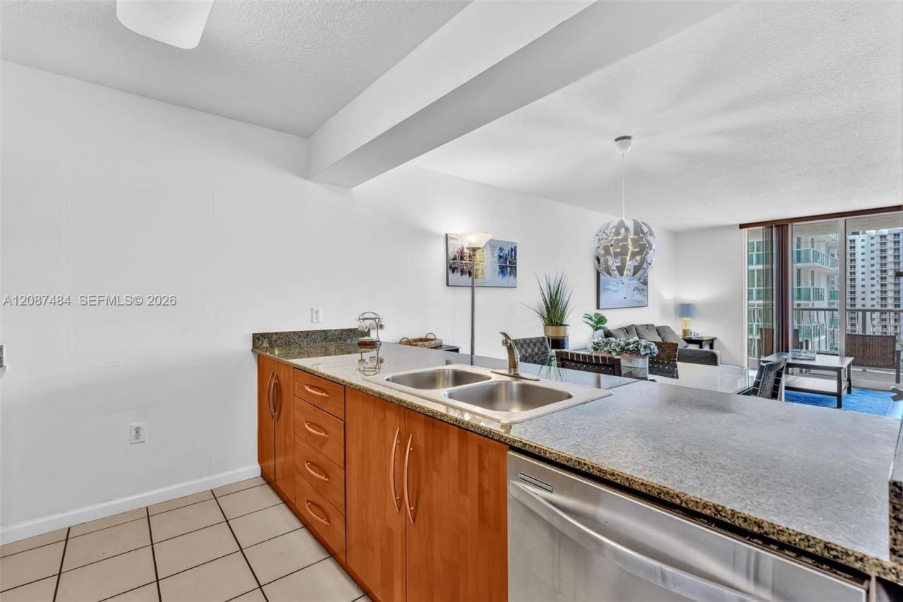 1200 Brickell Bay Dr, Unit 2119, Miami, FL 33131 Photo
