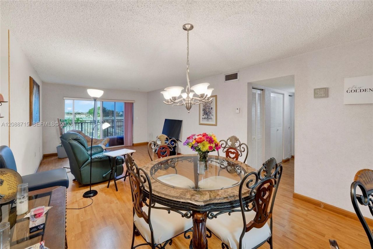 305 W 68th St, Unit 419, Hialeah, FL 33014 Photo