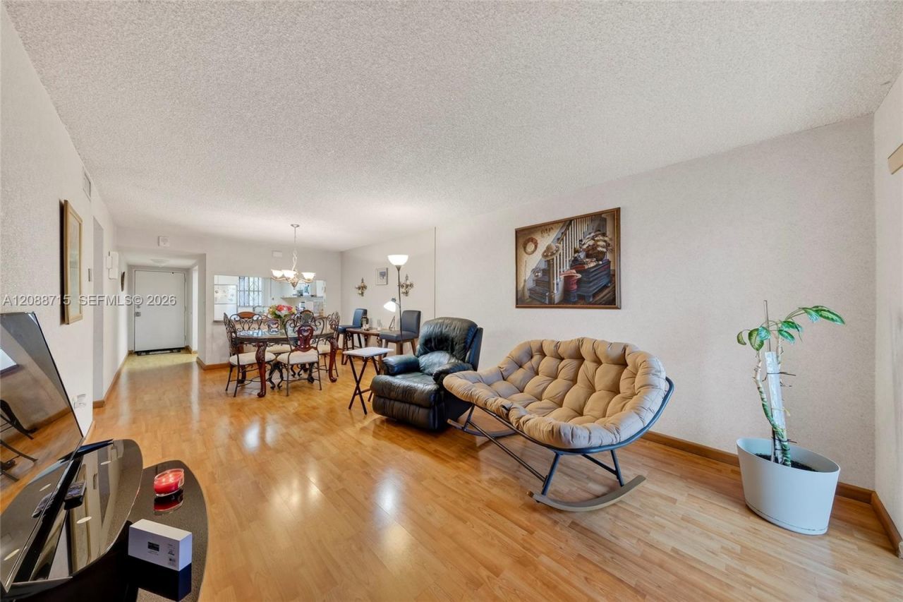 305 W 68th St, Unit 419, Hialeah, FL 33014 Photo