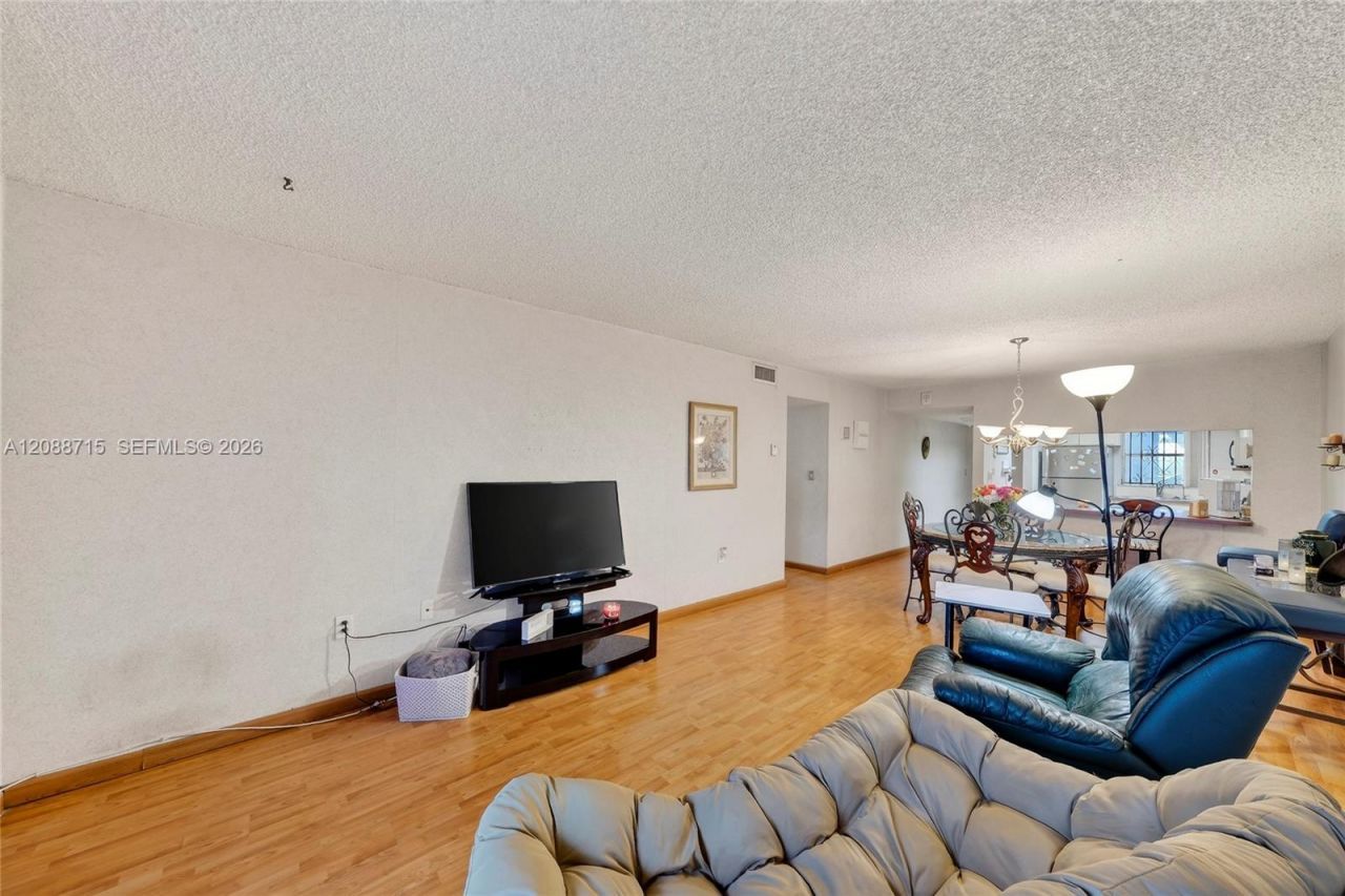 305 W 68th St, Unit 419, Hialeah, FL 33014 Photo