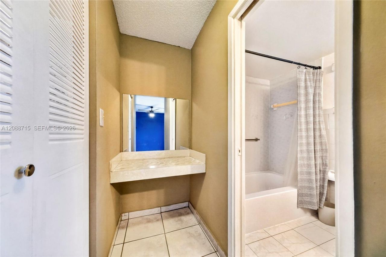 305 W 68th St, Unit 419, Hialeah, FL 33014 Photo