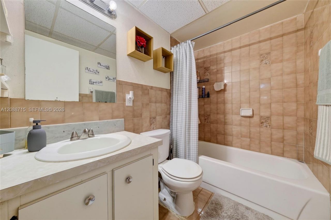 305 W 68th St, Unit 419, Hialeah, FL 33014 Photo