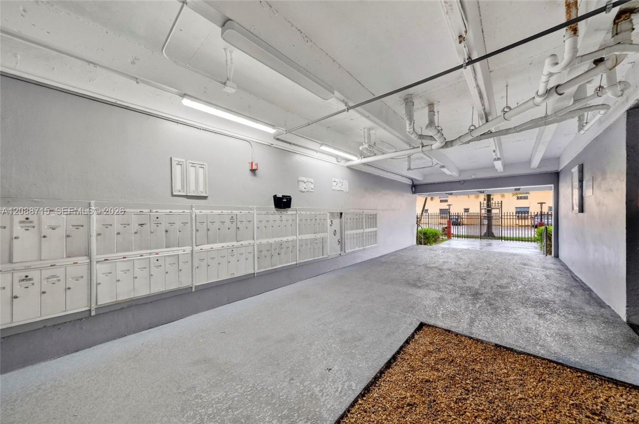 305 W 68th St, Unit 419, Hialeah, FL 33014 Photo