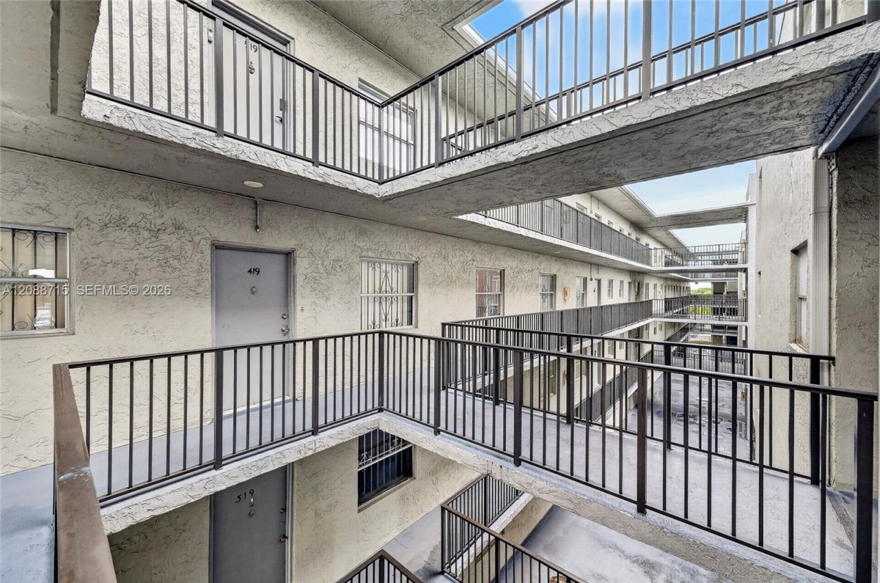305 W 68th St, Unit 419, Hialeah, FL 33014 Photo