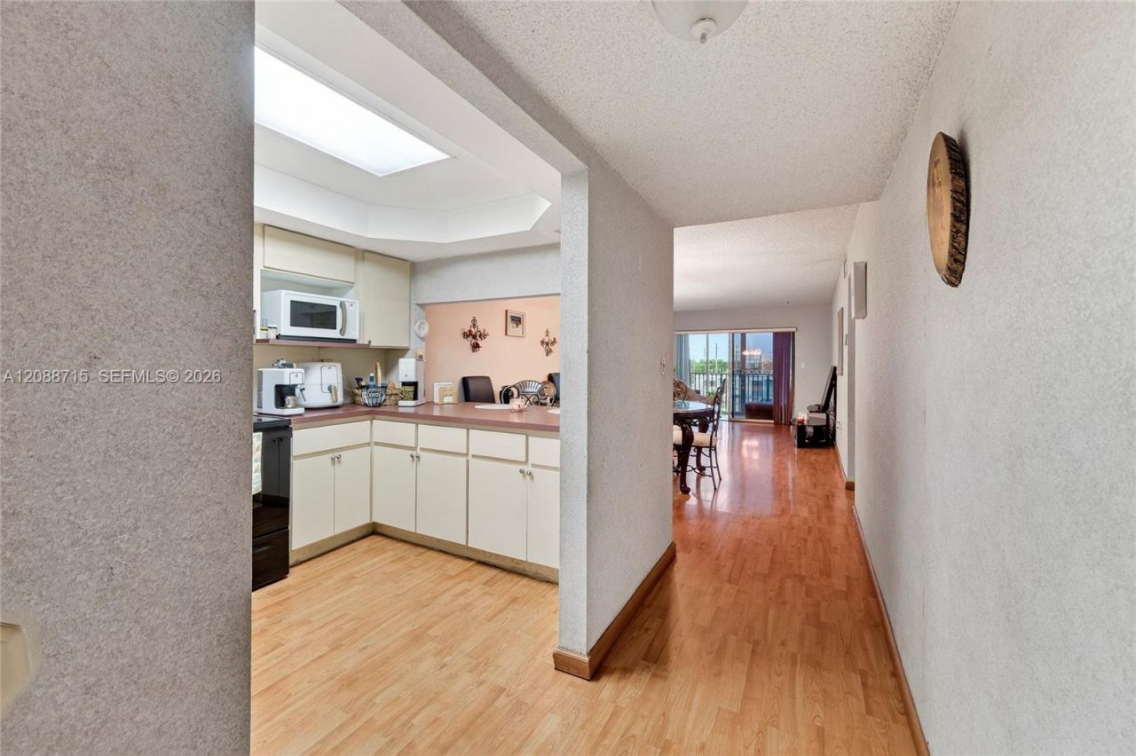 305 W 68th St, Unit 419, Hialeah, FL 33014 Photo