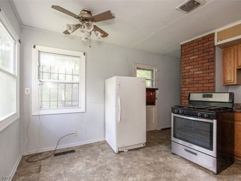 17614 Rook Circle , Cleveland, OH 44112 Photo 7