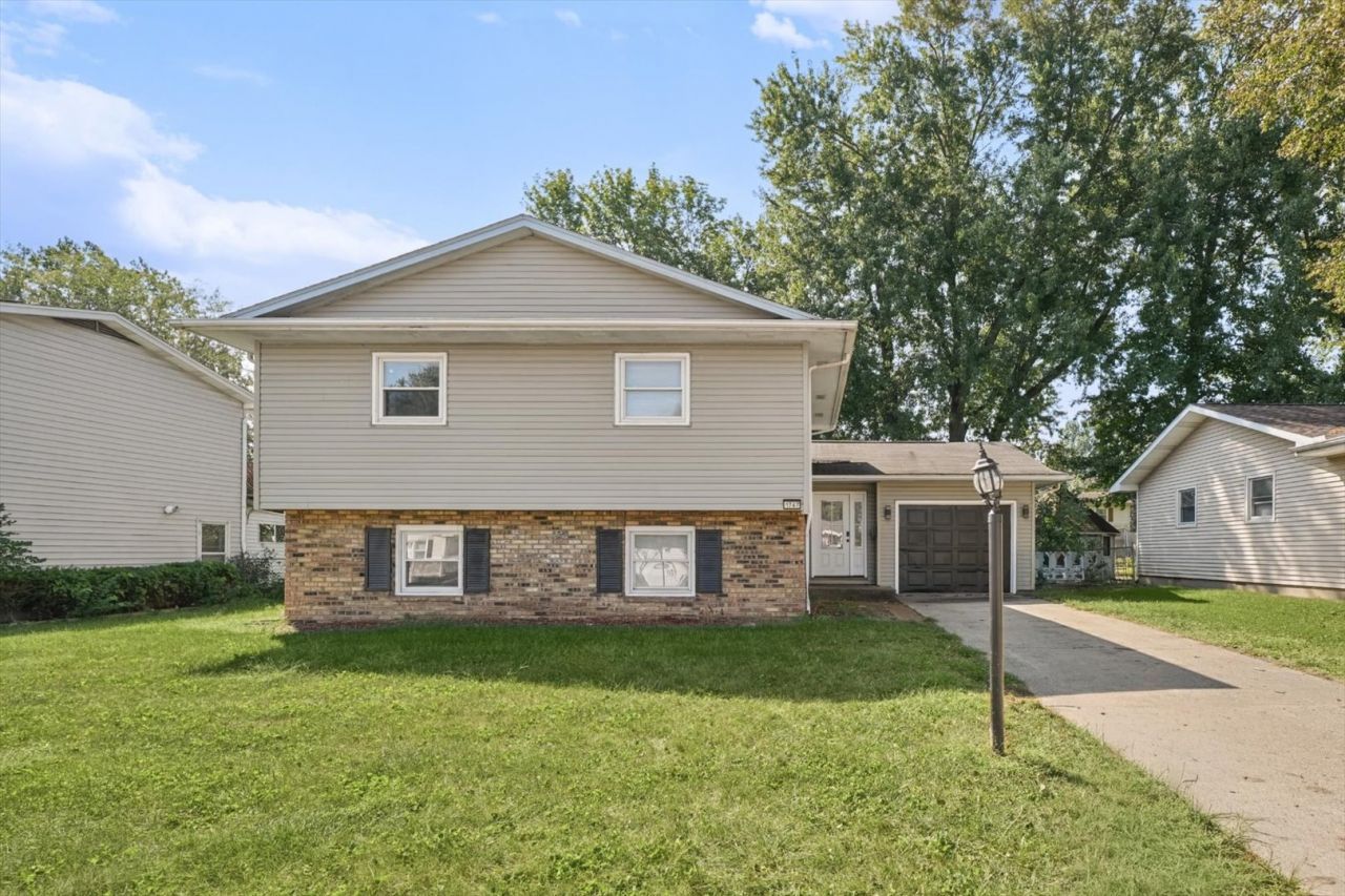 1747 E Barrington Avenue, Decatur, IL 62526 Main Photo