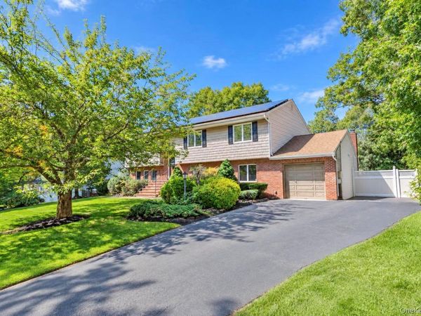 137 Ridgewood Avenue , Farmingville, NY 11738