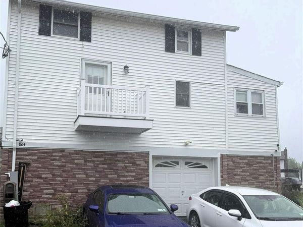 864 Walnut Street , Lindenhurst, NY 11757
