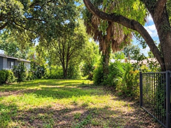 1517 E LAKE AVENUE , TAMPA, FL 33610