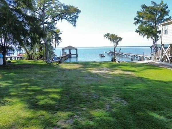 804 Canal Cove Road , Lake Waccamaw, NC 28450