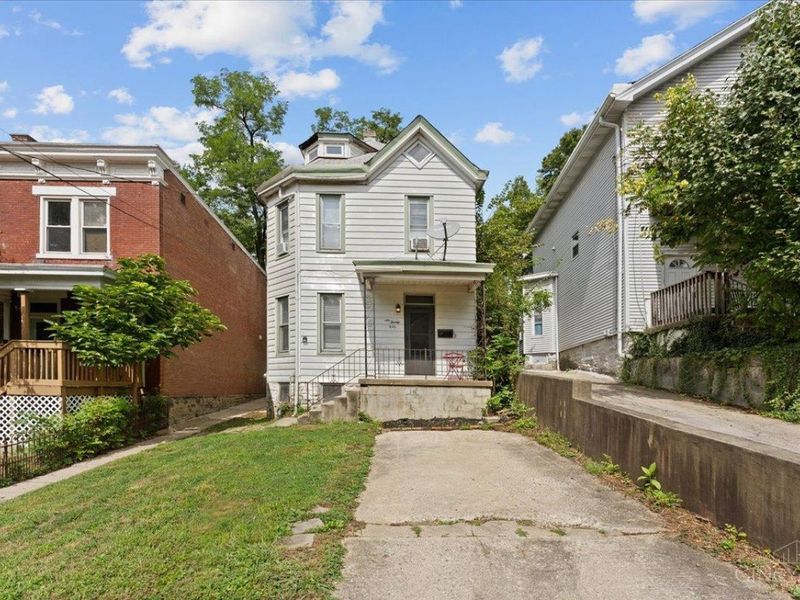 620 Riddle Road, Cincinnati, OH 45220 Photo 1