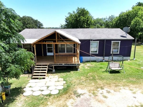305 Thompson LN, Dale, TX 78616