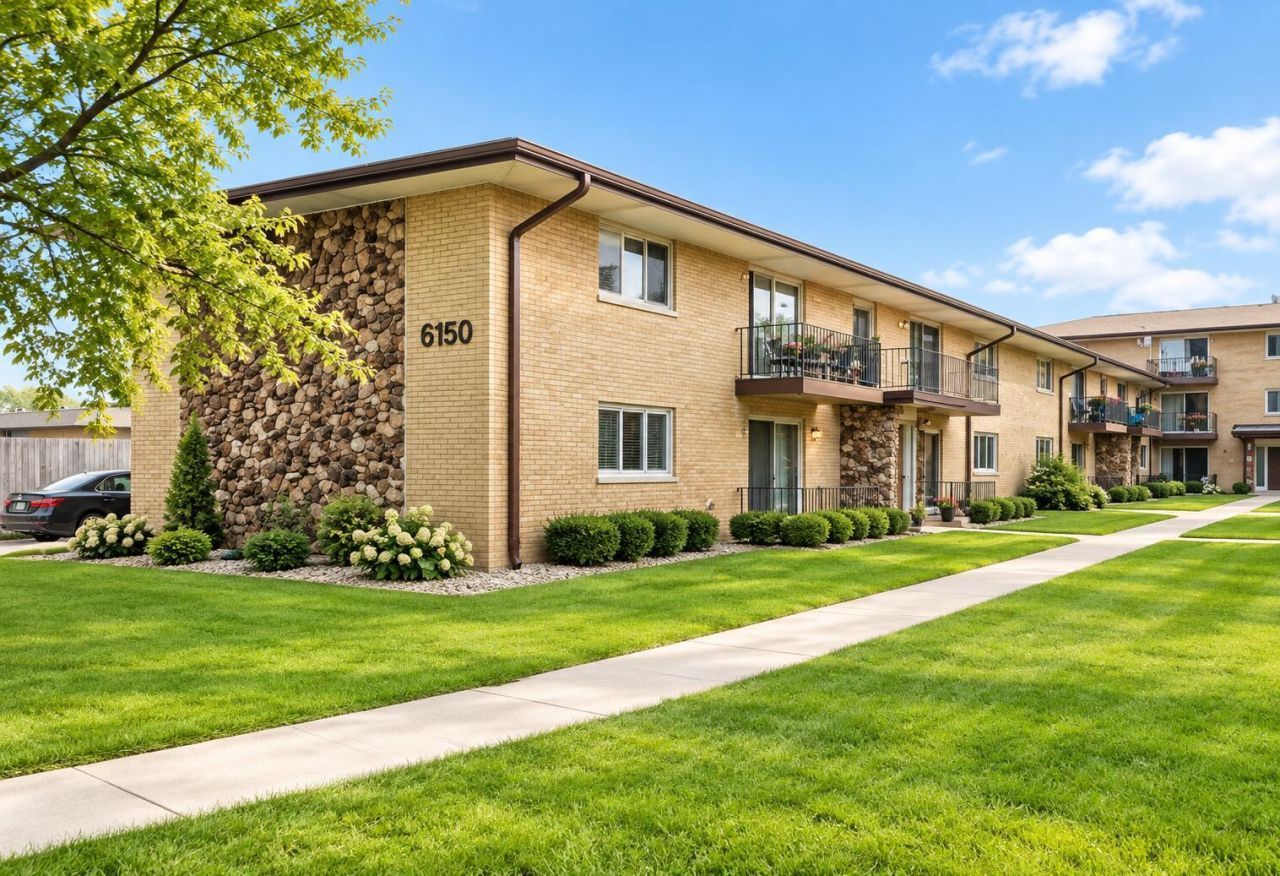 6150 S Kensington Avenue, Unit 202, Countryside, IL 60525 Main Photo