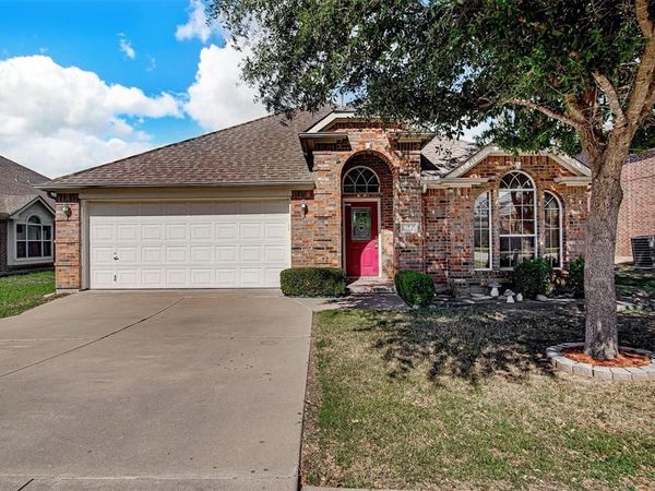 635 Blue Sky Drive, Arlington, TX 76002