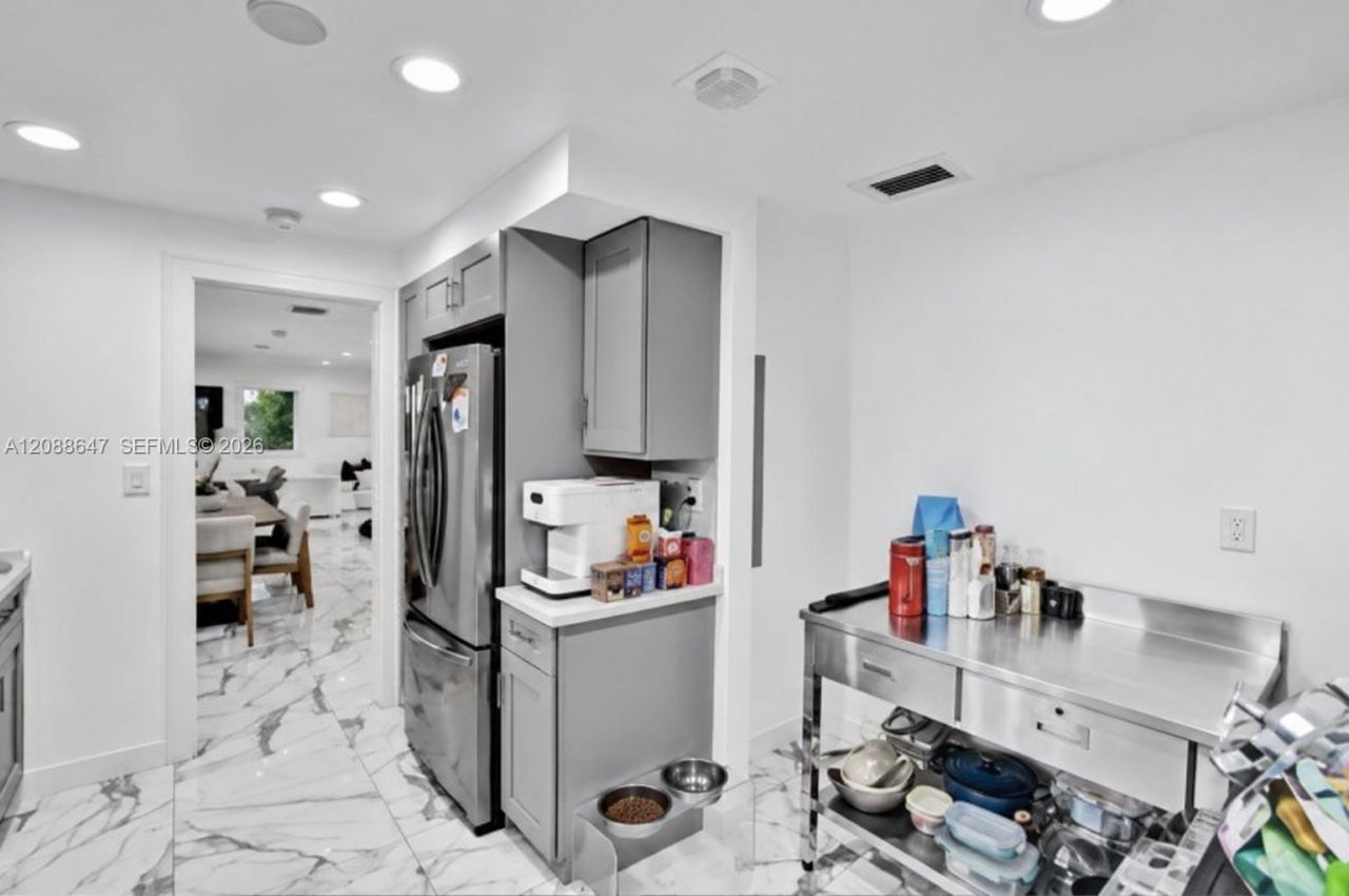 2105 Alamanda Dr, North Miami, FL 33181 Photo