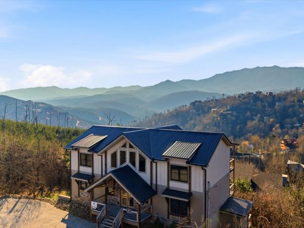 986 Chestnut Drive, Gatlinburg, TN 37738