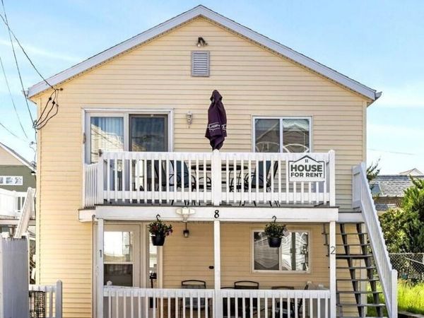 8 Commonwealth Avenue, Unit 2 UP, Salisbury, MA 01952