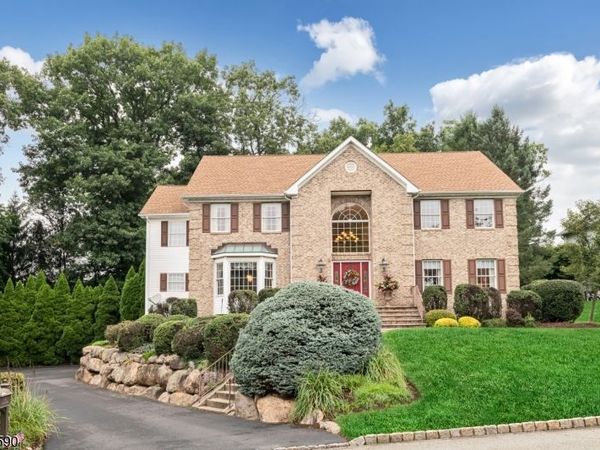 4 Moccasin Ct, Mahwah, NJ 07430