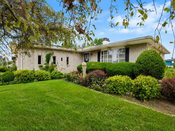 2560 W 61st Avenue , Merrillville, IN 46410