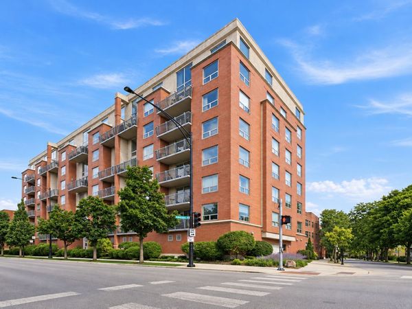 1100 W Montrose Avenue, Unit 502, Chicago, IL 60613