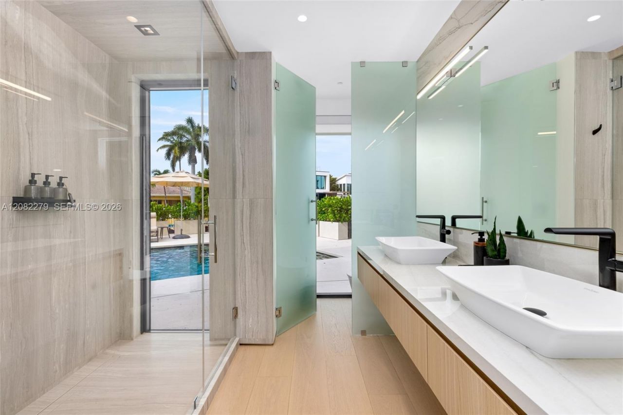 16495 NE 32nd Ave, North Miami Beach, FL 33160 Photo
