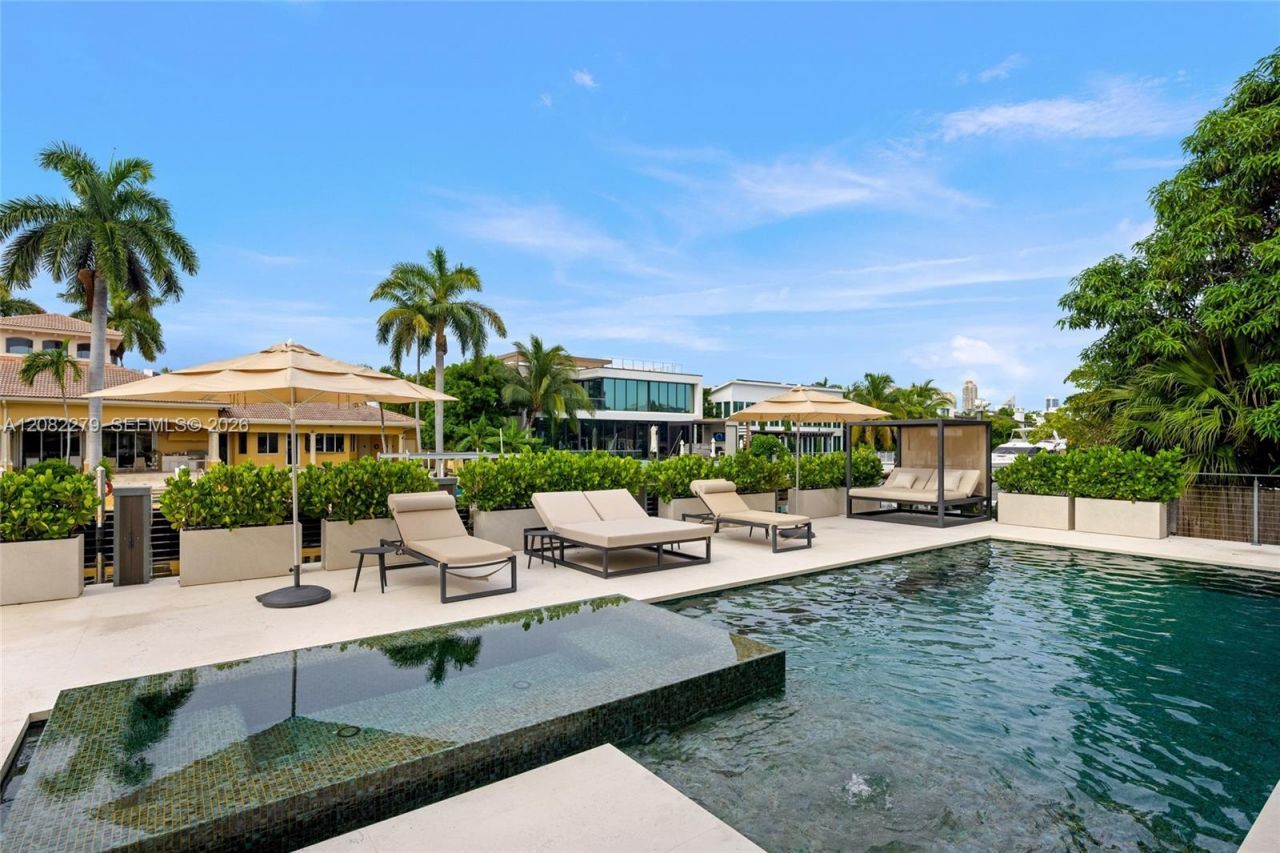 16495 NE 32nd Ave, North Miami Beach, FL 33160 Photo