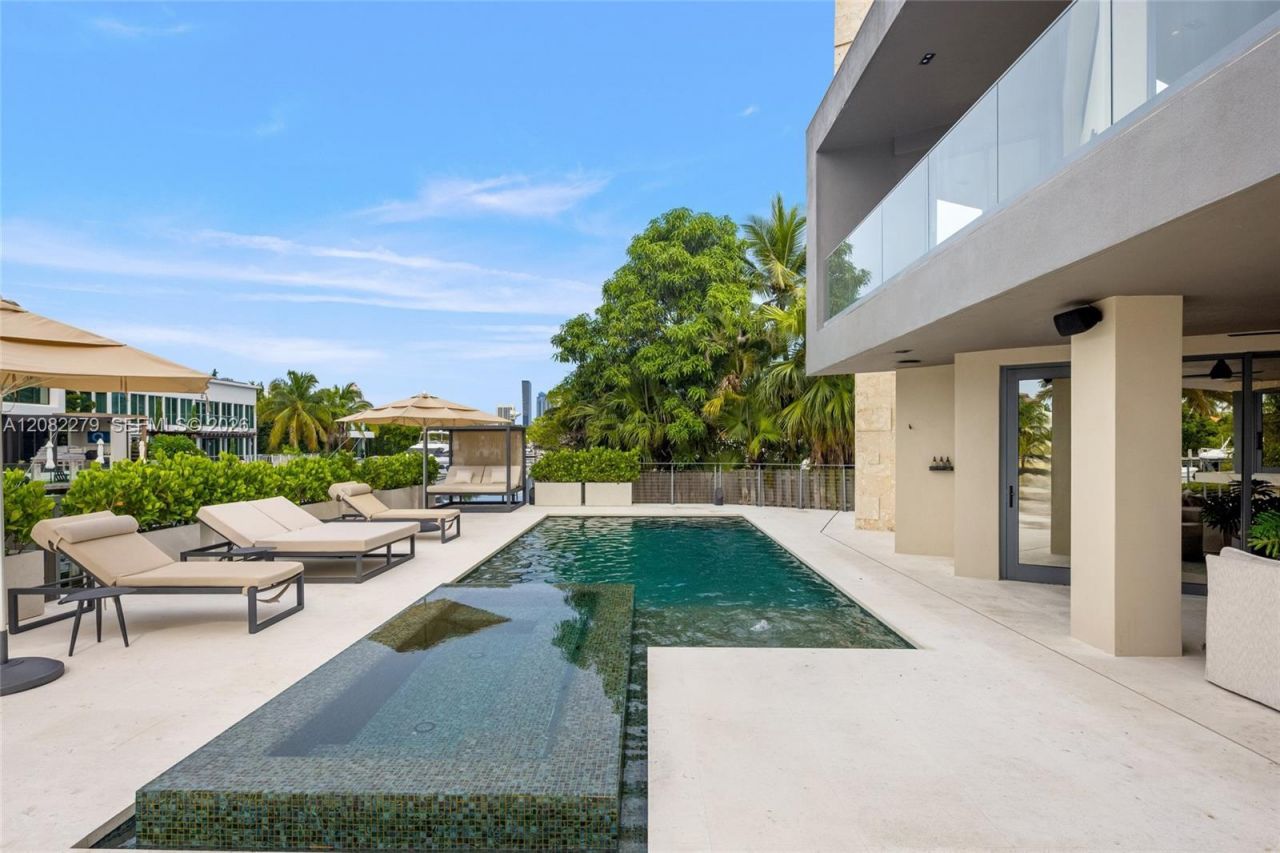 16495 NE 32nd Ave, North Miami Beach, FL 33160 Photo
