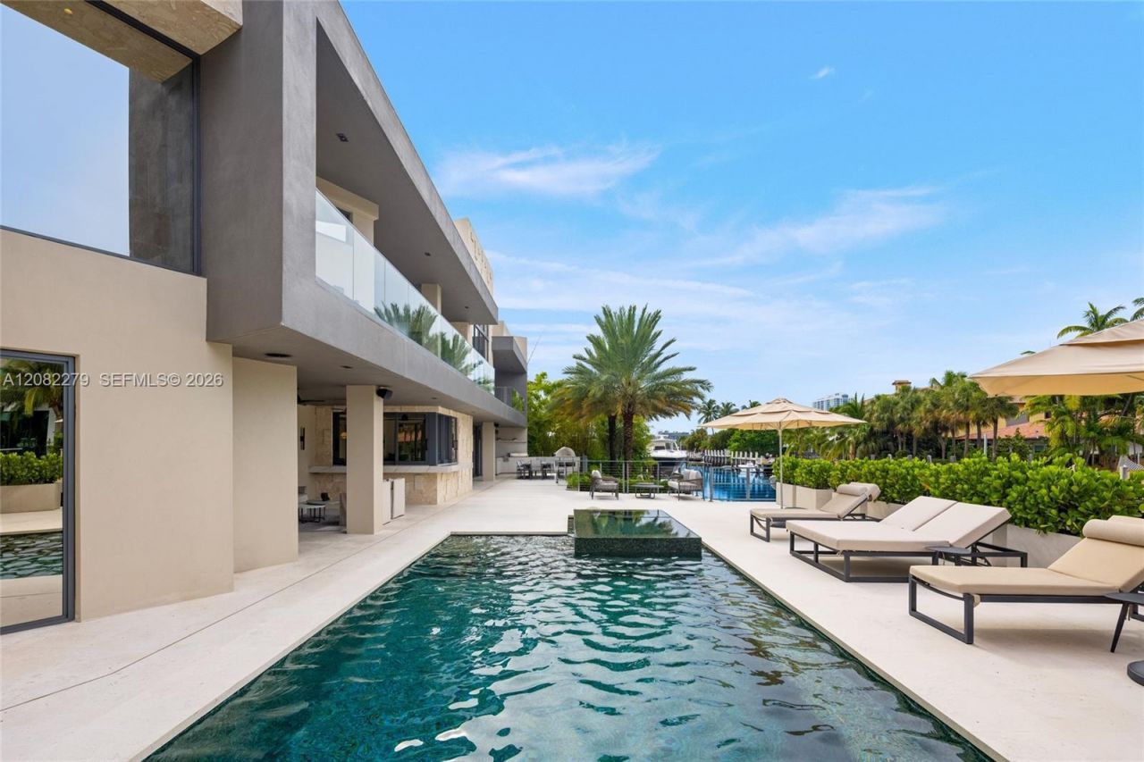 16495 NE 32nd Ave, North Miami Beach, FL 33160 Photo