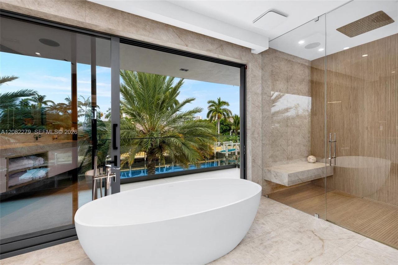 16495 NE 32nd Ave, North Miami Beach, FL 33160 Photo