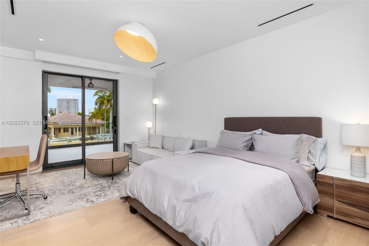 16495 NE 32nd Ave, North Miami Beach, FL 33160 Photo