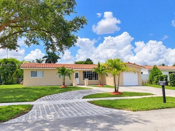 320 NW 93rd Ter , Pembroke Pines, FL 33024