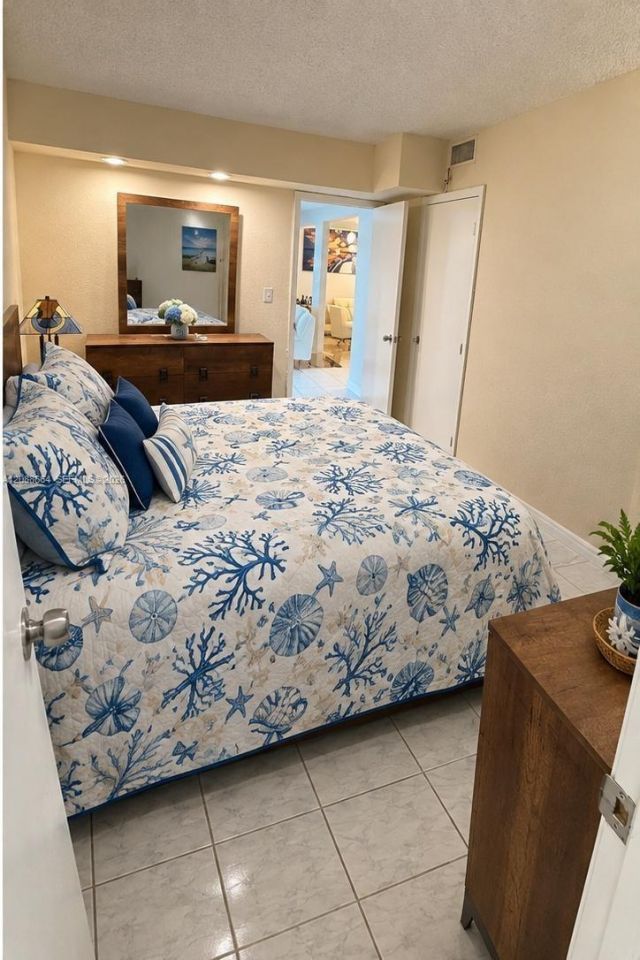 5401 Collins Ave, Unit 826, Miami Beach, FL 33140 Photo