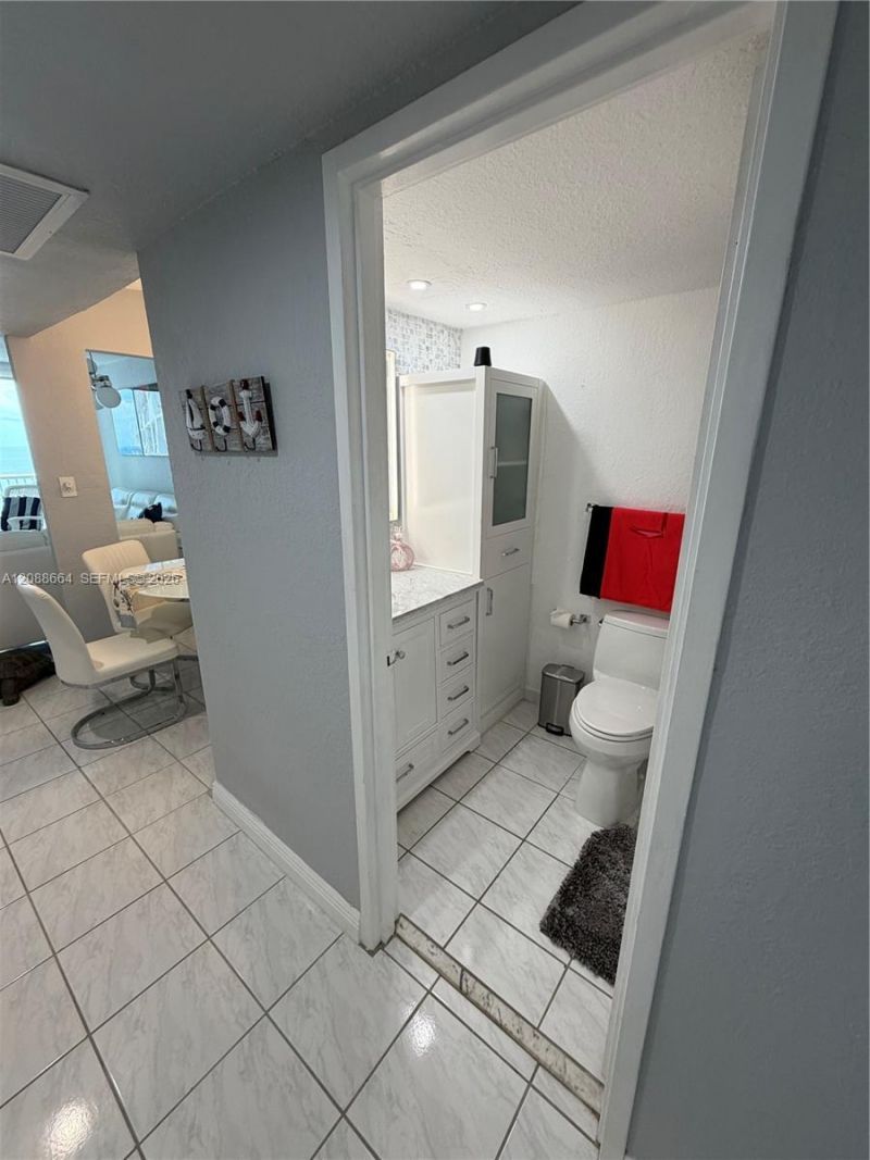 5401 Collins Ave, Unit 826, Miami Beach, FL 33140 Photo