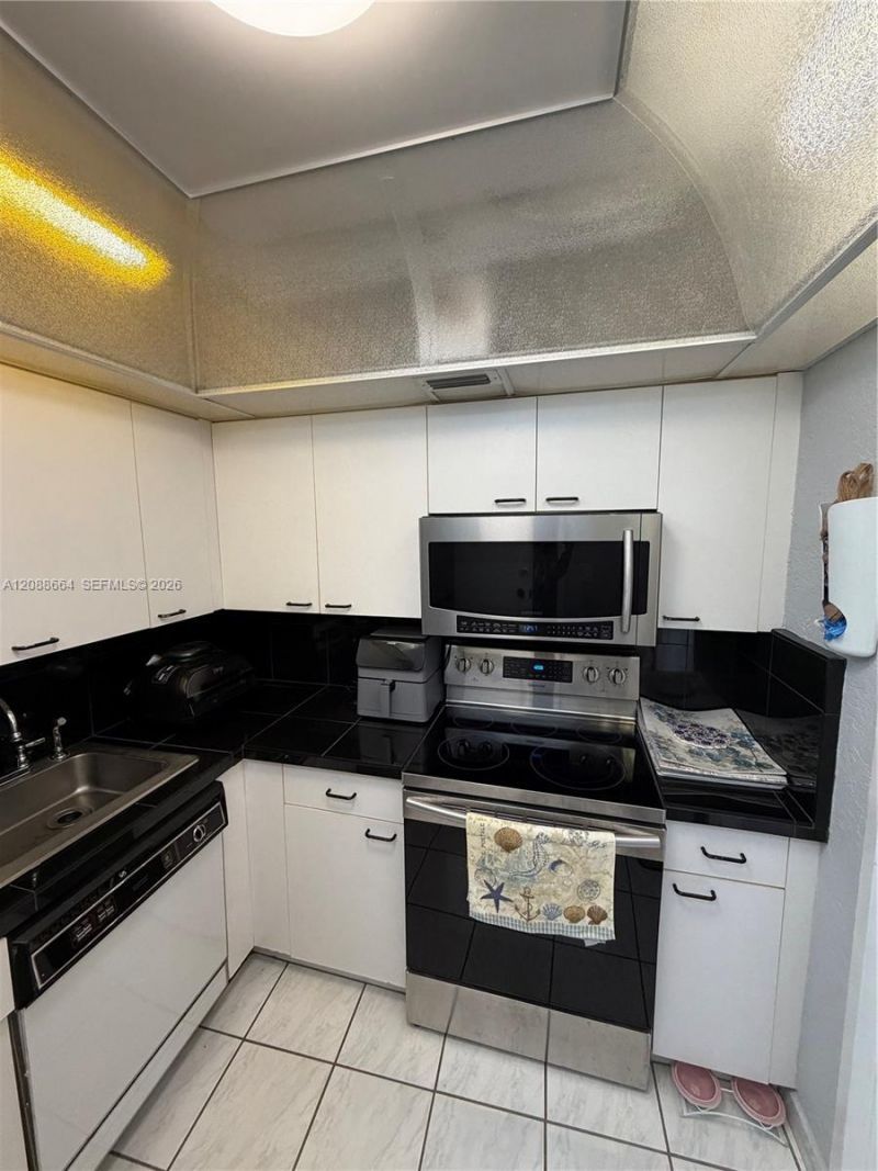 5401 Collins Ave, Unit 826, Miami Beach, FL 33140 Photo