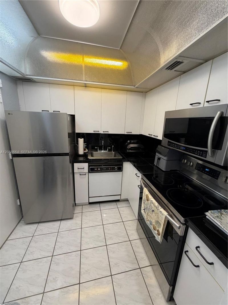 5401 Collins Ave, Unit 826, Miami Beach, FL 33140 Photo