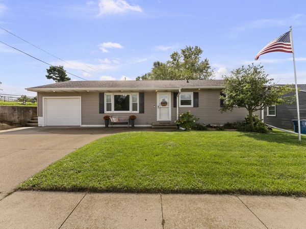 921 14TH Street, De Witt, IA 52742