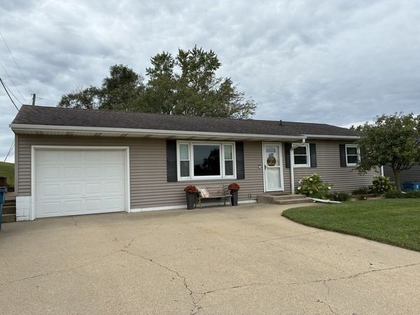 921 14TH Street , De Witt, IA 52742