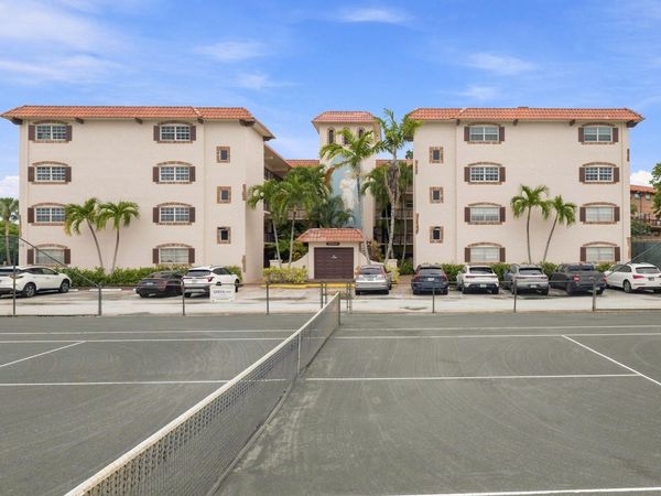 610 TENNIS CLUB Drive, Unit 305, Fort Lauderdale, FL 33311