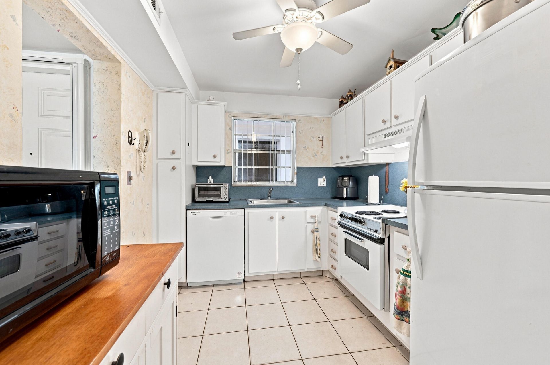 610 Tennis Club Drive, Unit 305, Fort Lauderdale, FL 33311 Photo