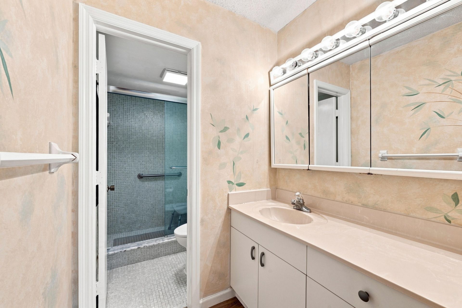 610 Tennis Club Drive, Unit 305, Fort Lauderdale, FL 33311 Photo