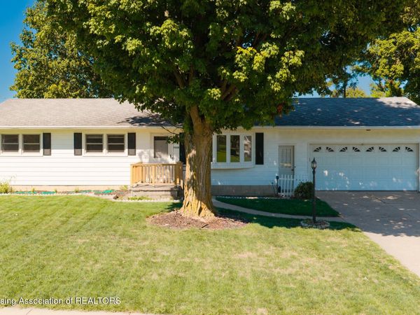7520 Williamsburg Road, Lansing, MI 48917